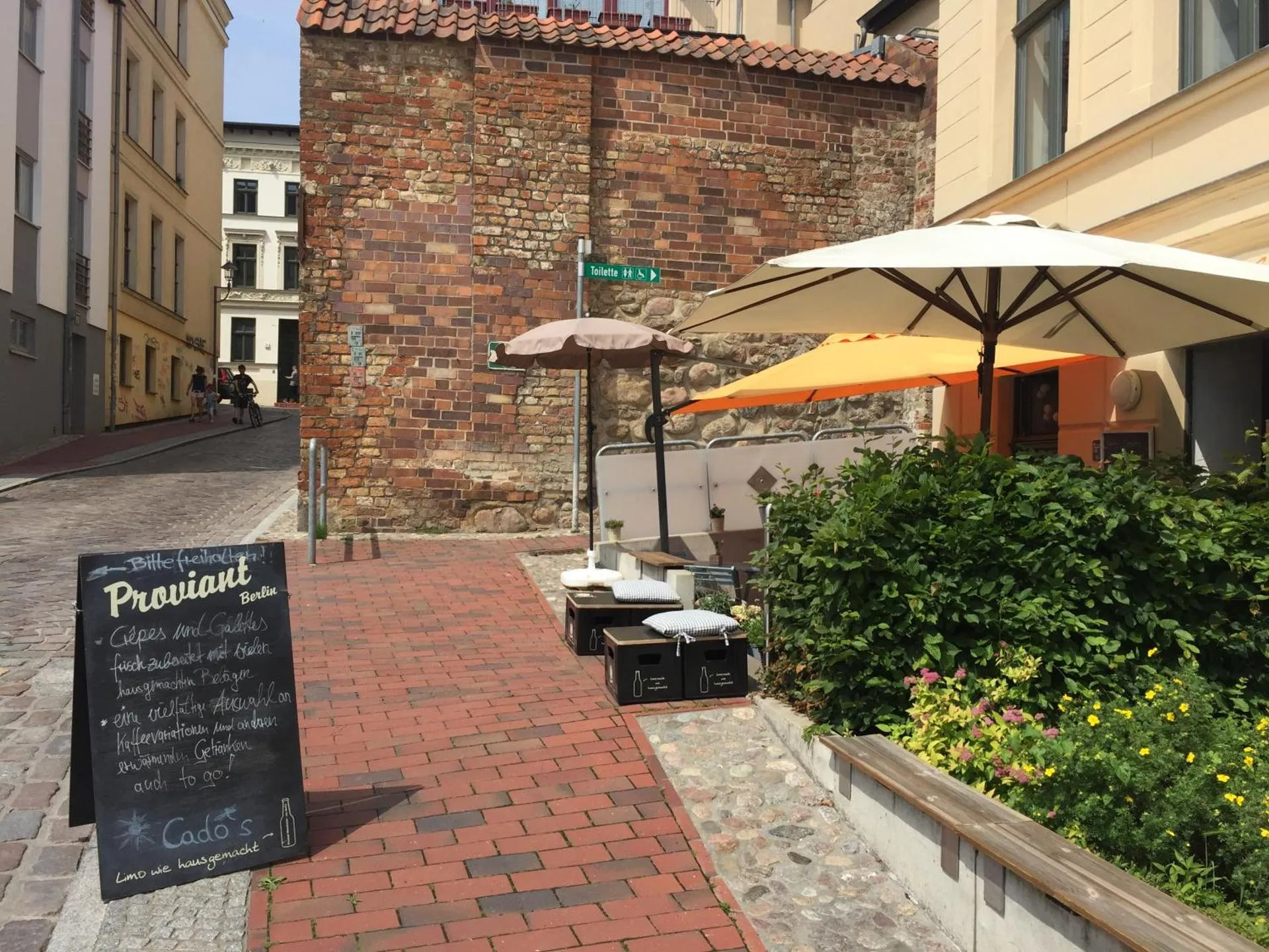 Gasse in der östlichen Altstadt mit Café